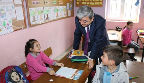 Amasya İl Millî Eğitim Müdürü Mehmet Türkmen okul ziyaretlerine Çiğdemlik İlkokulu ile devam etti.