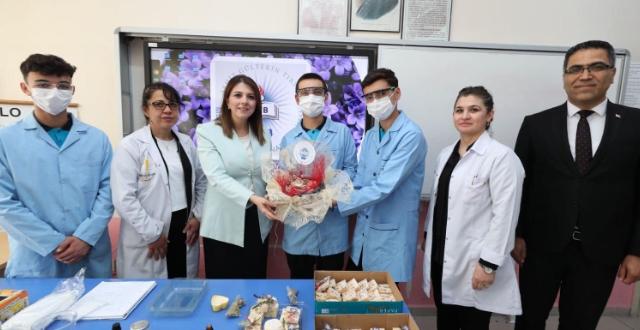 Amasya Valisi Mustafa Masatlı’nın Eşi Esra Masatlı, atık yağlardan sabun üretimi yapan lise öğrencilerini ziyaret etti.
